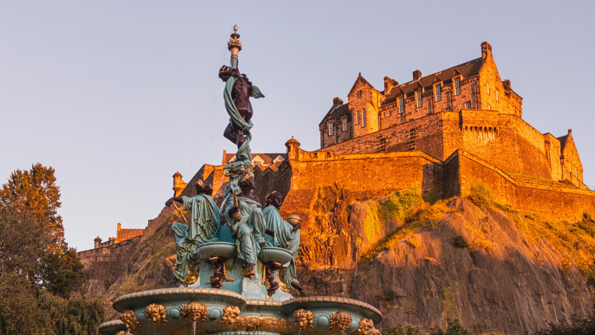 Bagpipes, Backwater Boatraces & Bollywood Banquets